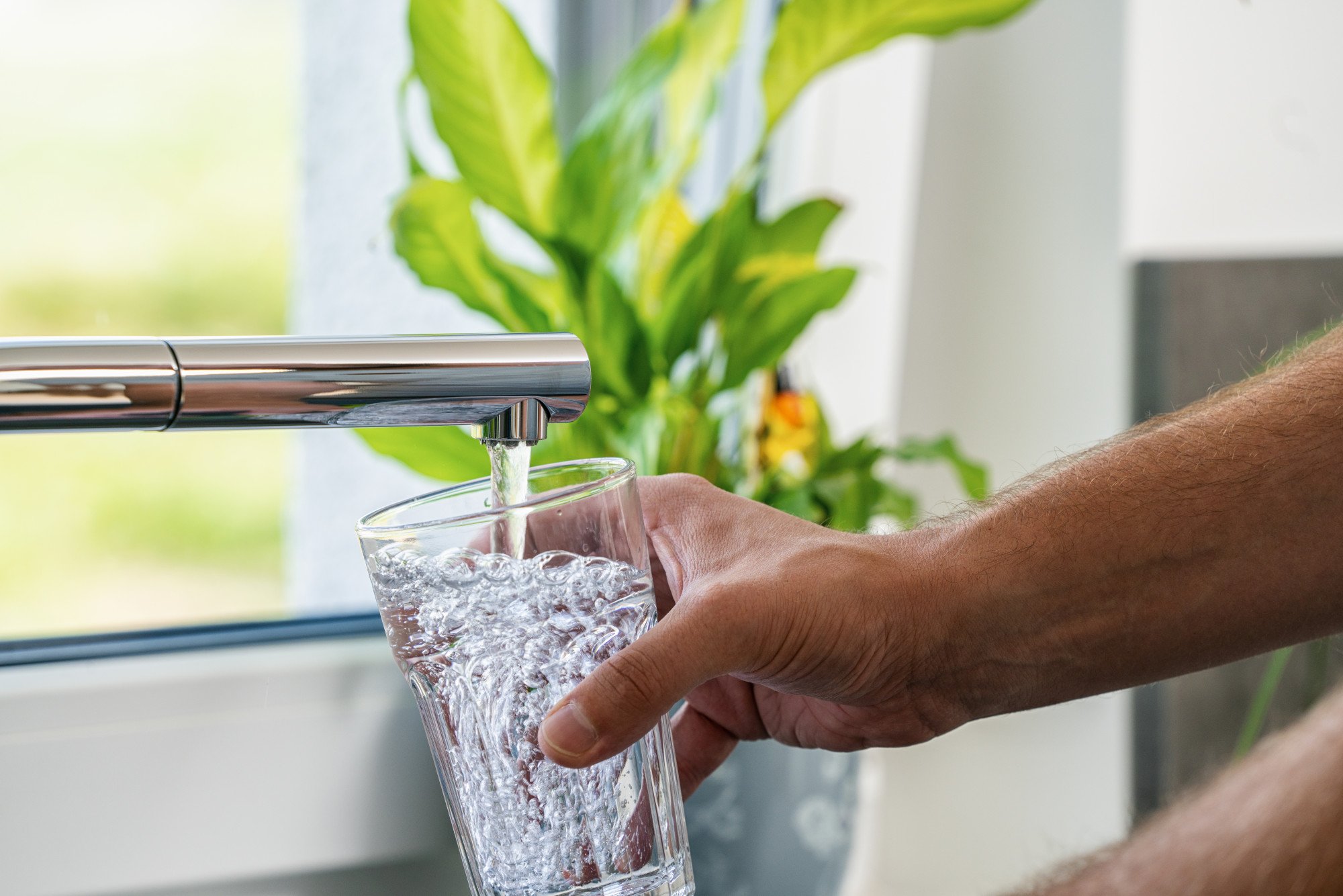 Faucet Water: 7 Key Signs Your Drinking Water Isn't Clean