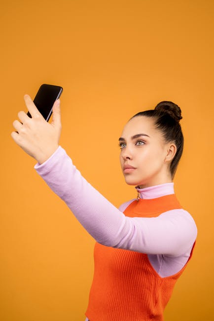 5 Selfie Tips to Look Absolutely Stunning (And Get More Likes)