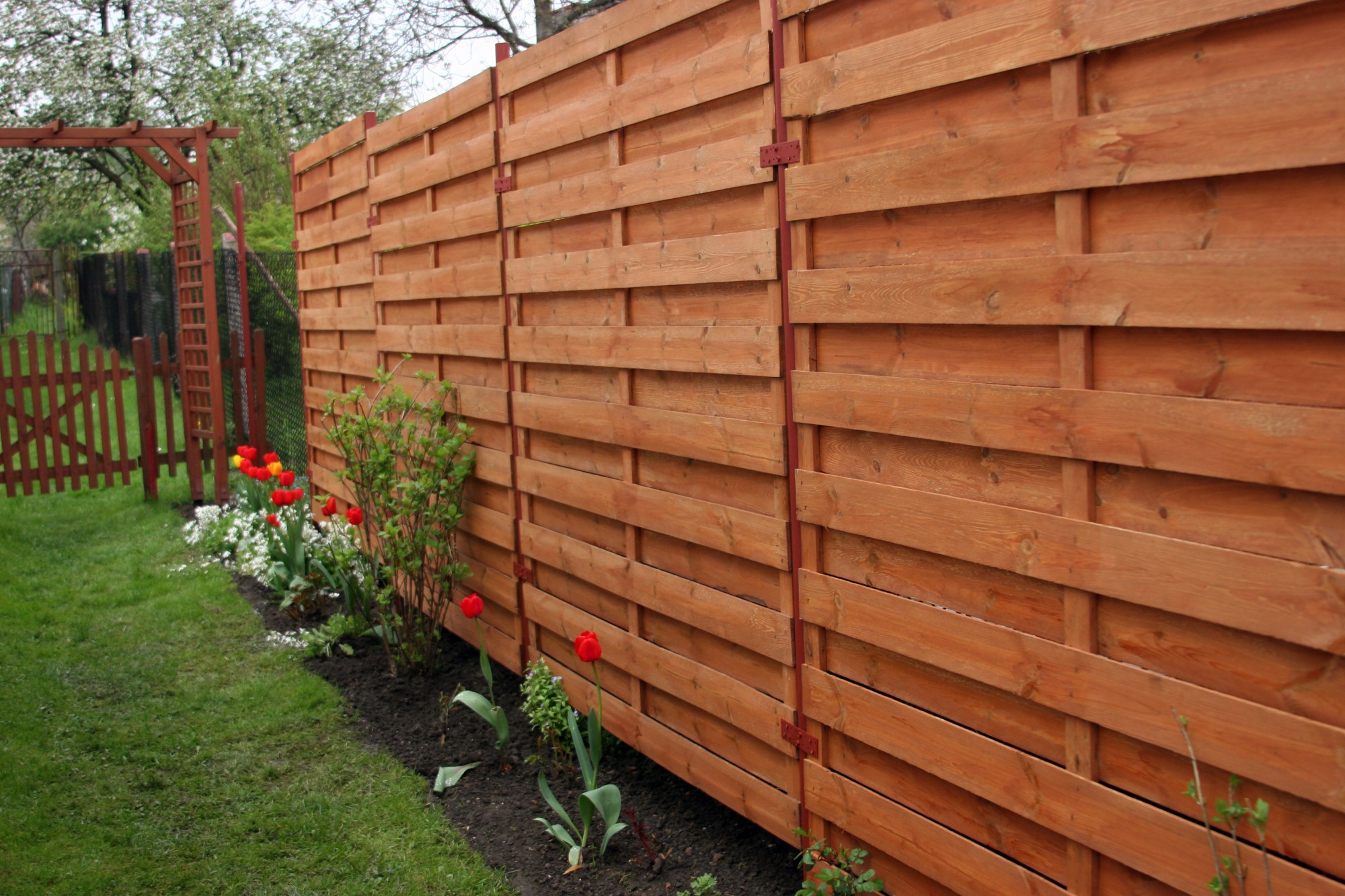 DIY Privacy Fences: Is It Better Left to the Pros?