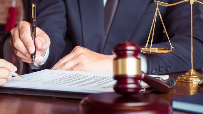 7 Factors to consider while hiring a compensation lawyer