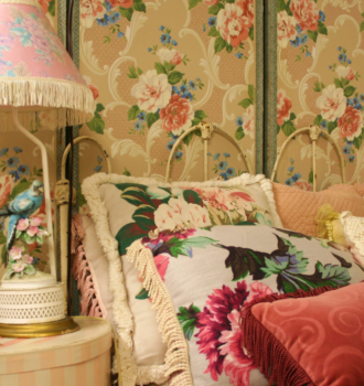 Make Your Bedroom Beautiful with Vintage Style
