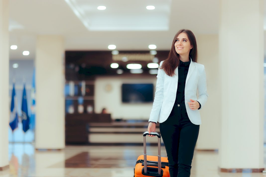 How Businesswomen Can Stay Stylish & Professional When Traveling
